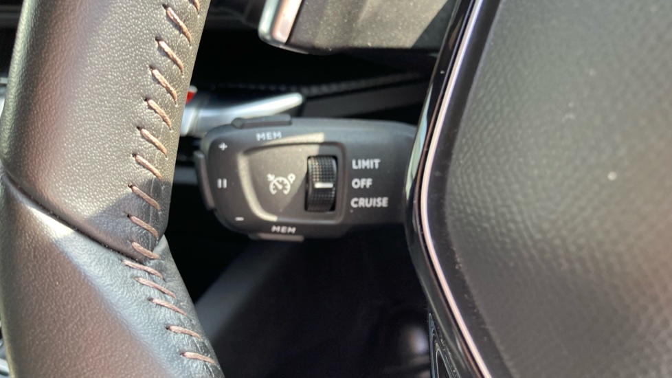 Peugeot 3008 1.6 Hybrid 180 Allure 5dr e-EAT8 Estate - Image 22