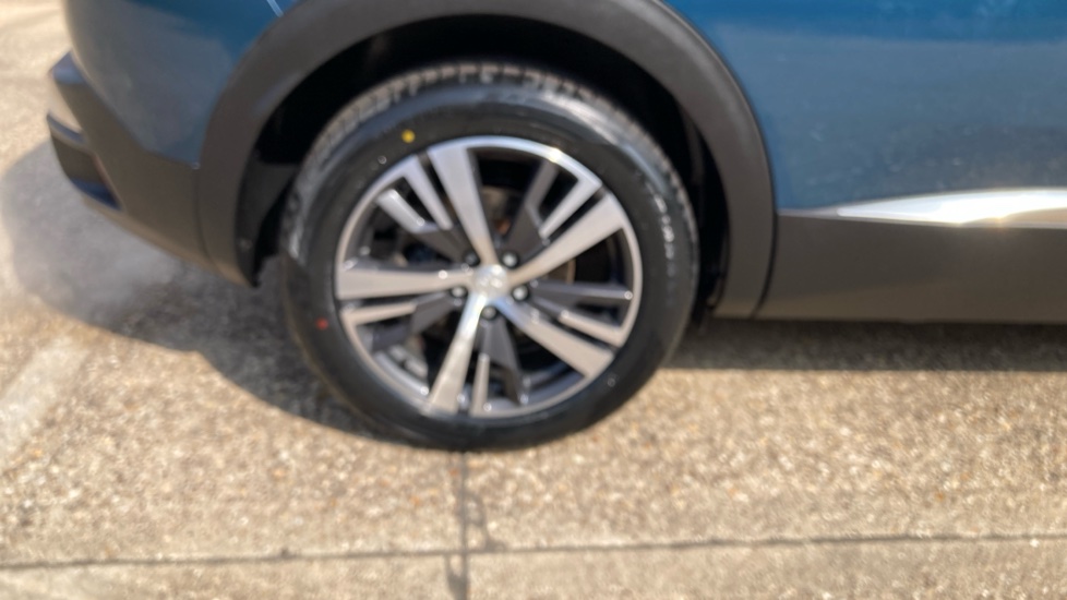 Peugeot 3008 1.6 Hybrid 180 Allure 5dr e-EAT8 Estate - Image 14