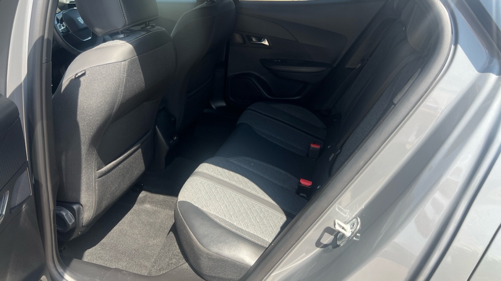 Peugeot 2008 1.2 Hybrid 136 Allure 5dr e-DSC6 Petrol Estate - Image 28
