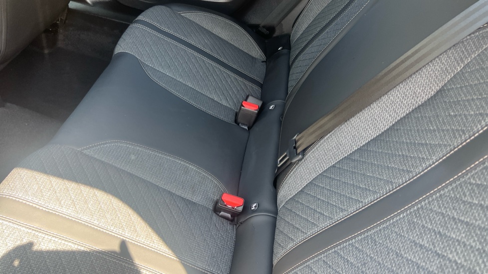 Peugeot 2008 1.2 Hybrid 136 Allure 5dr e-DSC6 Petrol Estate - Image 29