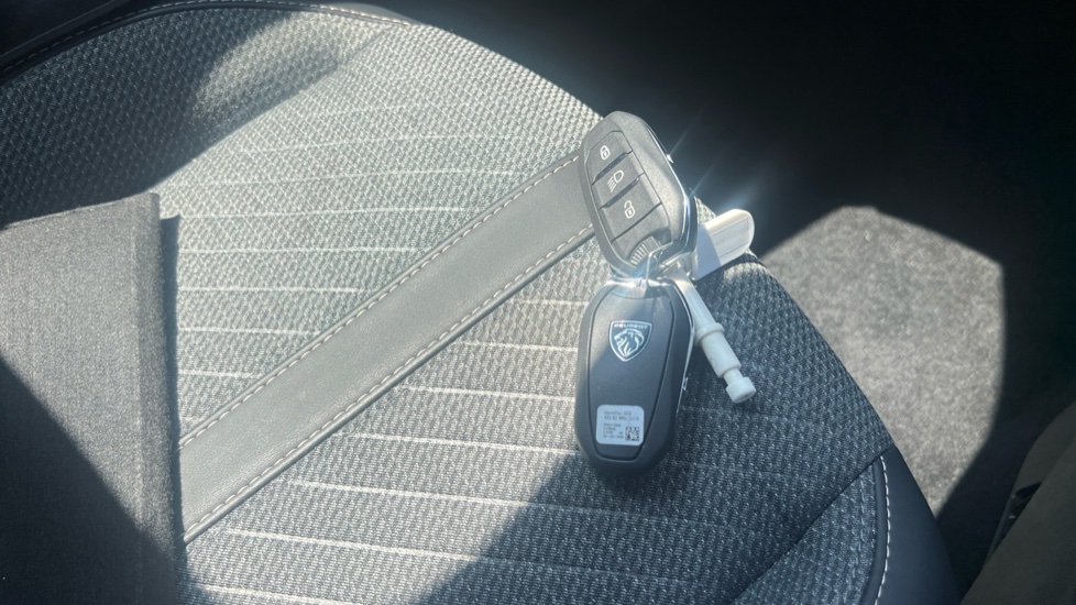 Peugeot 2008 1.2 Hybrid 136 Allure 5dr e-DSC6 Petrol Estate - Image 31