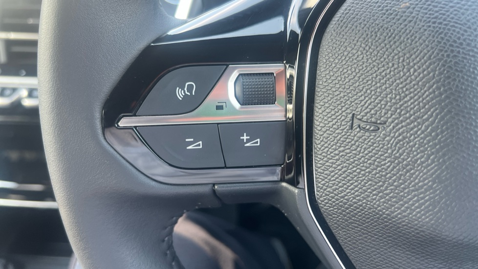 Peugeot 2008 1.2 Hybrid 136 Allure 5dr e-DSC6 Petrol Estate - Image 17