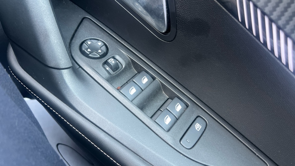 Peugeot 2008 1.2 Hybrid 136 Allure 5dr e-DSC6 Petrol Estate - Image 33