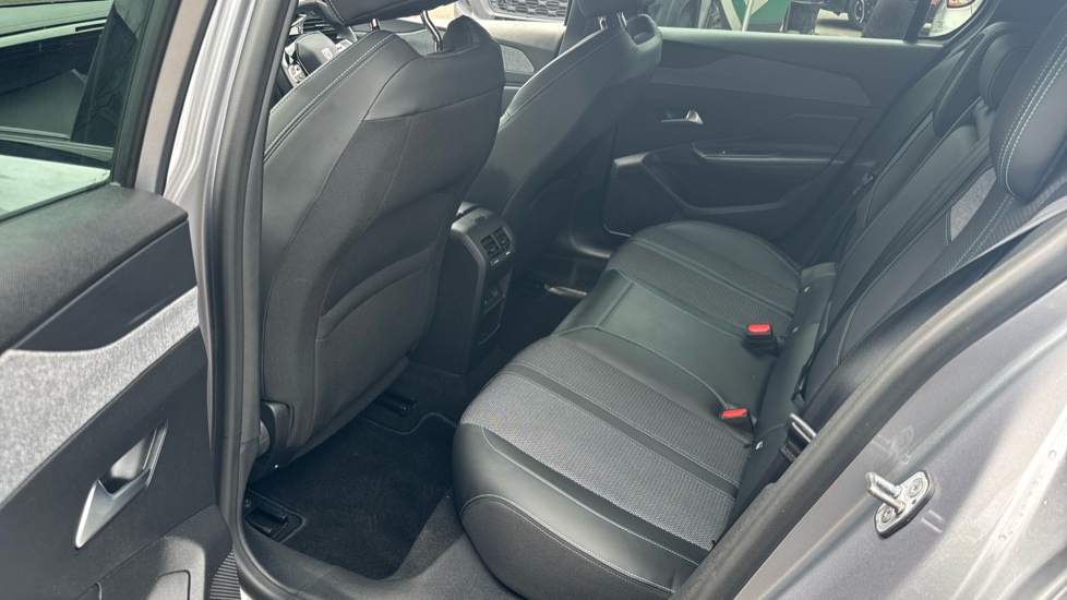 Peugeot 308 1.2 PureTech Allure Premium 5dr EAT8 Petrol Hatchback - Image 23