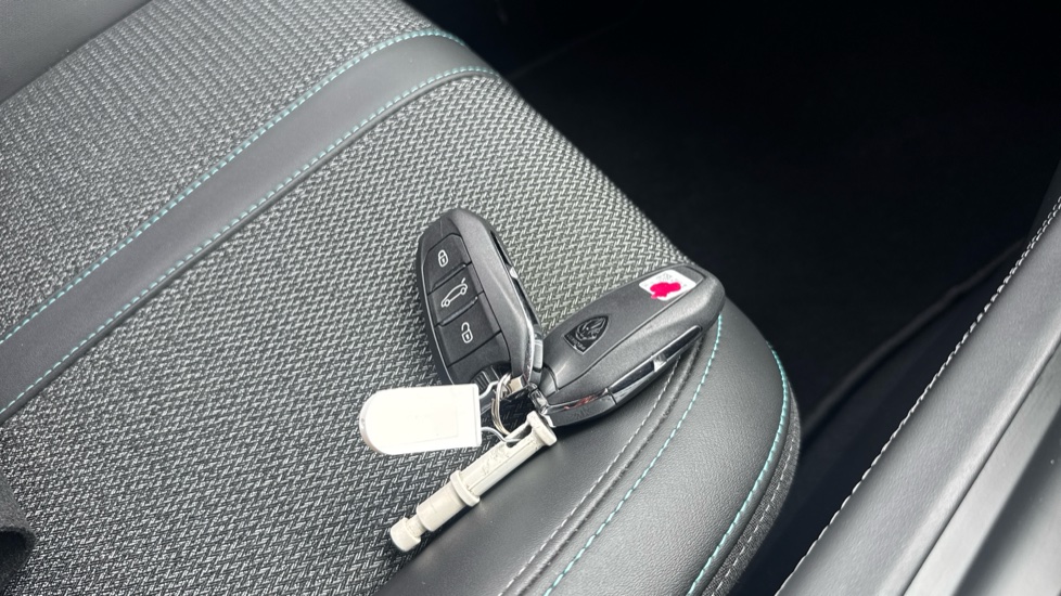 Peugeot 308 1.2 PureTech Allure Premium 5dr EAT8 Petrol Hatchback - Image 26