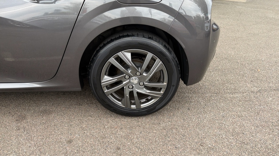 Peugeot 208 1.2 PureTech Active Premium 5dr Petrol Hatchback - Image 21