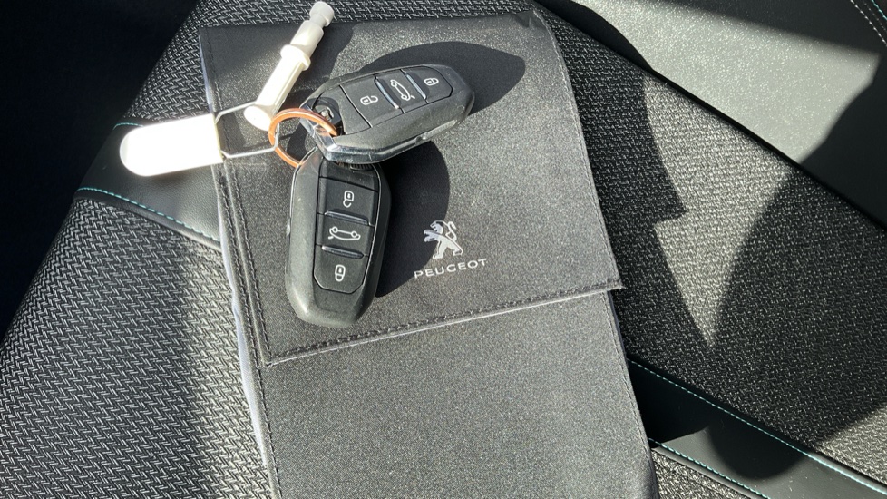 Peugeot 308 1.2 PureTech Allure 5dr EAT8 Petrol Estate - Image 31