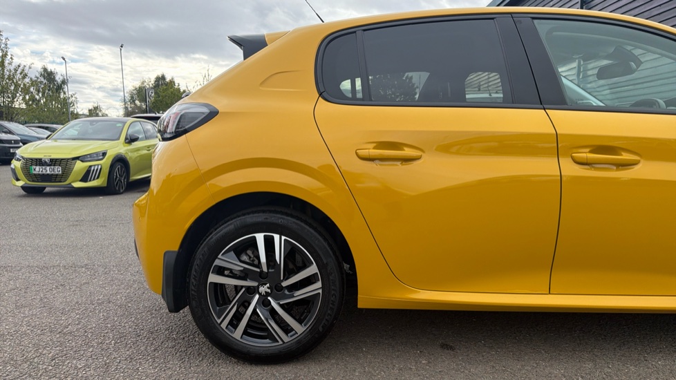 Peugeot 208 1.2 PureTech 100 Allure Premium + 5dr EAT8 Petrol Hatchback - Image 8