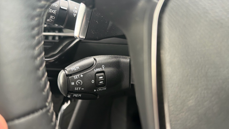Peugeot 208 1.2 PureTech 100 Allure Premium + 5dr EAT8 Petrol Hatchback - Image 15