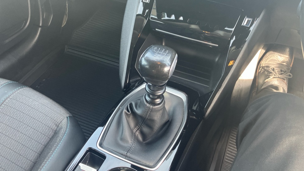 Peugeot 208 1.2 PureTech 100 Allure Premium 5dr Petrol Hatchback - Image 24