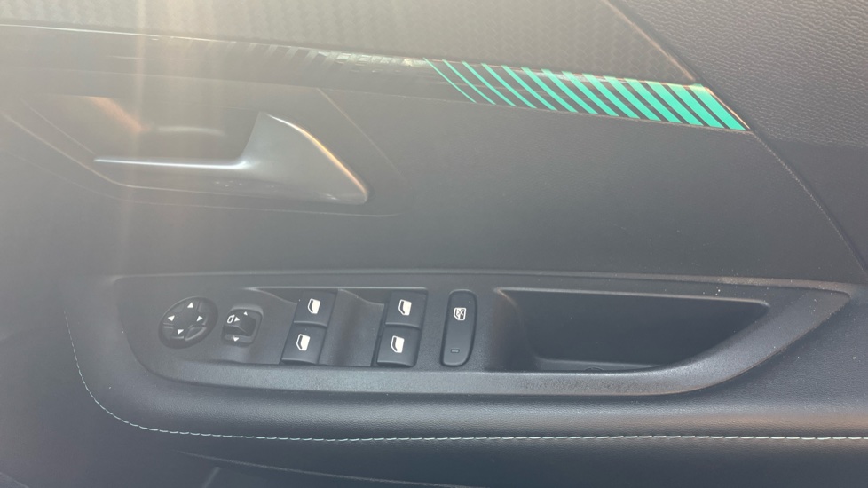 Peugeot 208 1.2 PureTech 100 Allure Premium 5dr Petrol Hatchback - Image 31