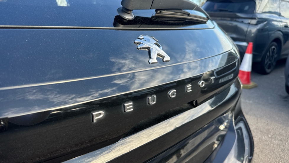 Peugeot 208 1.2 PureTech 100 GT Premium 5dr Petrol Hatchback - Image 28