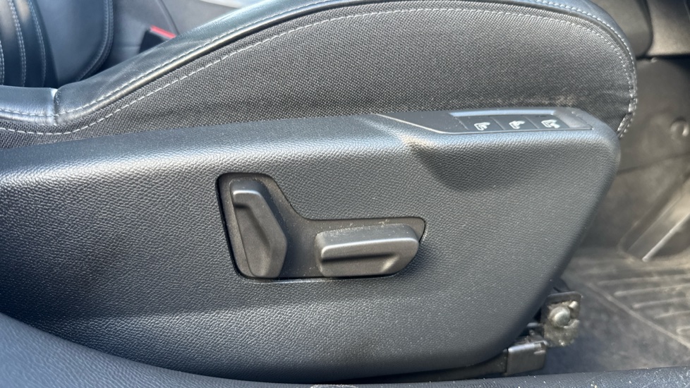 Peugeot 208 1.2 PureTech 100 GT Premium 5dr Petrol Hatchback - Image 31