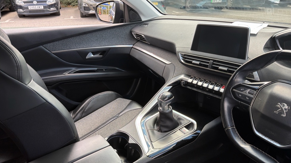 Peugeot 3008 1.2 PureTech Allure 5dr Petrol Estate - Image 17