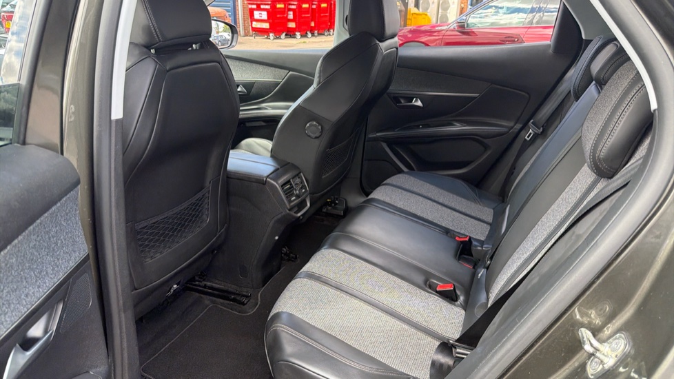 Peugeot 3008 1.2 PureTech Allure 5dr Petrol Estate - Image 31