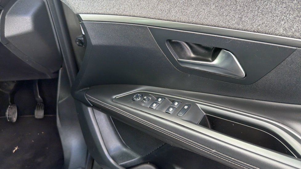 Peugeot 3008 1.2 PureTech Allure 5dr Petrol Estate - Image 32