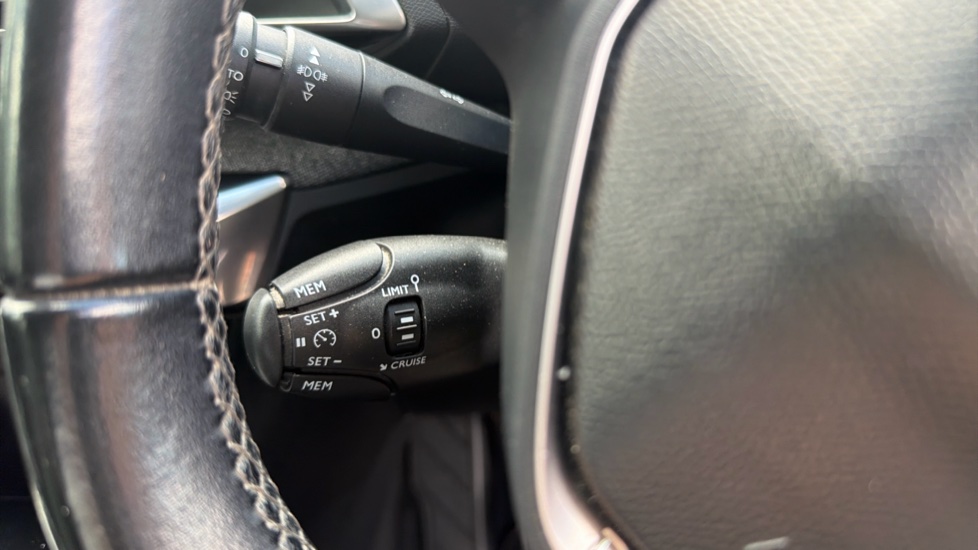 Peugeot 3008 1.2 PureTech Allure 5dr Petrol Estate - Image 19
