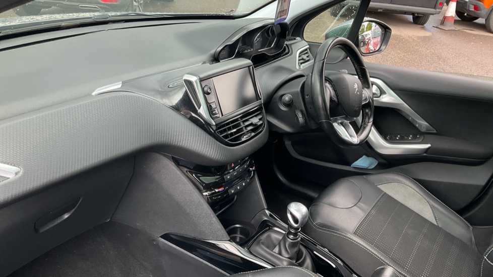 Peugeot 2008 1.2 PureTech 130 Allure Premium 5dr Petrol Estate - Image 16
