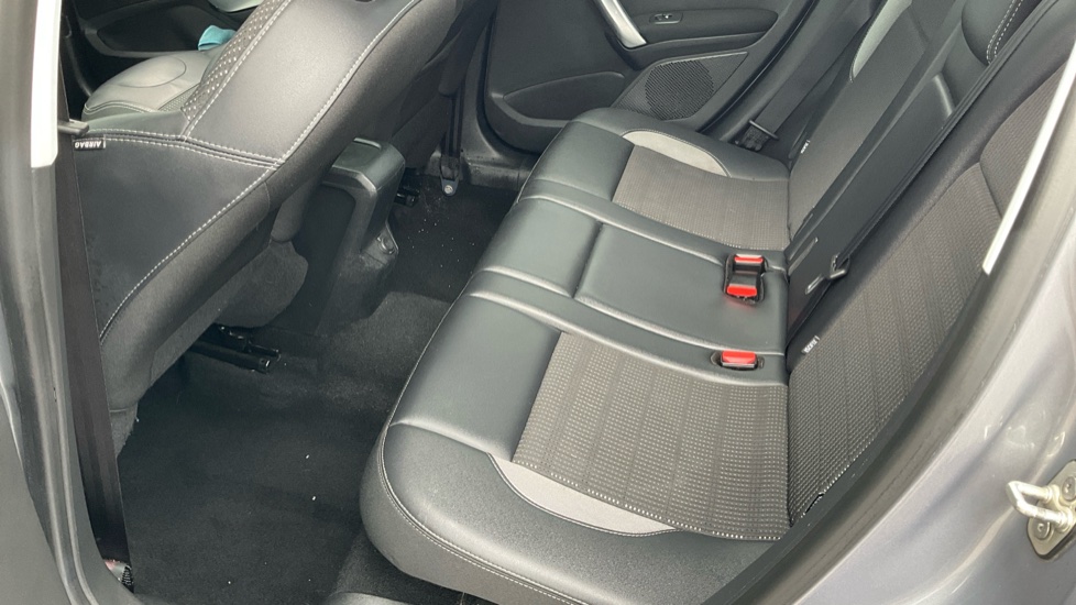 Peugeot 2008 1.2 PureTech 130 Allure Premium 5dr Petrol Estate - Image 33