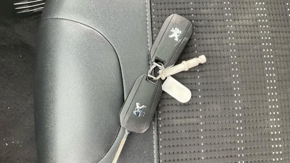 Peugeot 2008 1.2 PureTech 130 Allure Premium 5dr Petrol Estate - Image 36