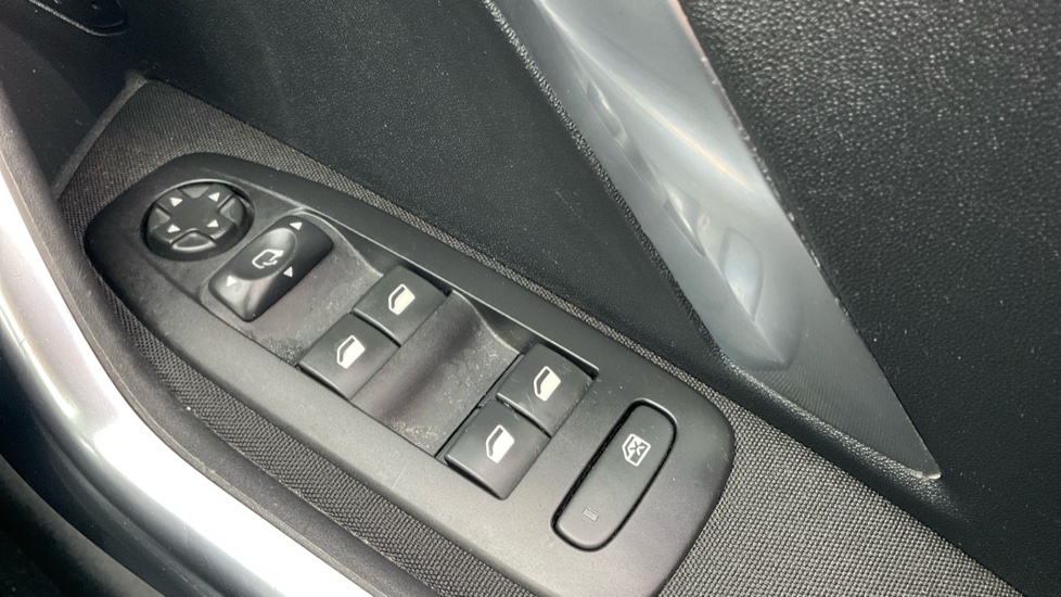 Peugeot 2008 1.2 PureTech 130 Allure Premium 5dr Petrol Estate - Image 39