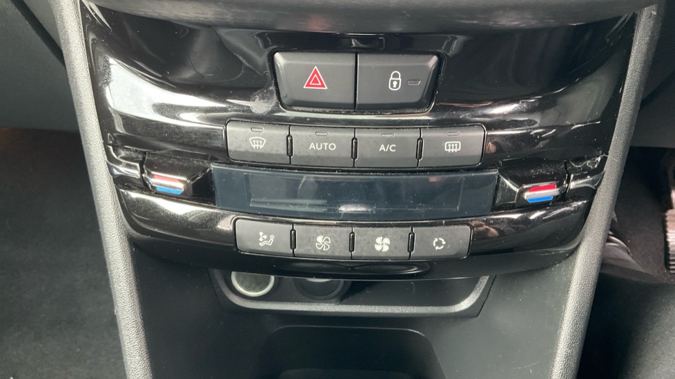 Peugeot 2008 1.2 PureTech 130 Allure Premium 5dr Petrol Estate - Image 31