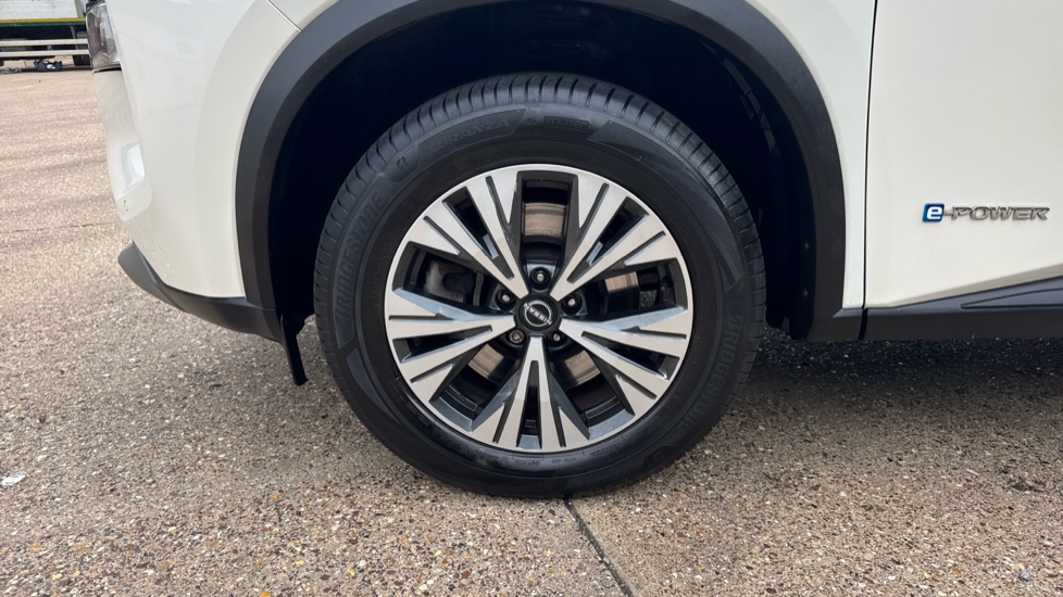 Nissan X-Trail 1.5 E-Power E-4orce 213 N-Connecta 5dr Auto Hybrid Station Wagon - Image 13