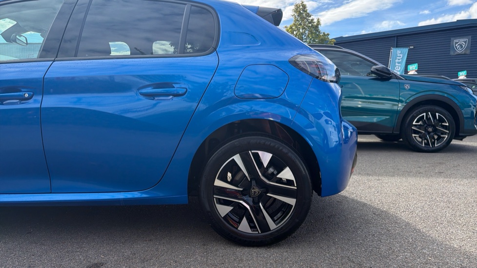 Peugeot 208 1.2 PureTech 100 Allure 5dr Petrol Hatchback - Image 7