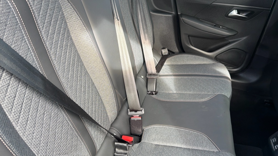 Peugeot 208 1.2 PureTech 100 Allure 5dr Petrol Hatchback - Image 17