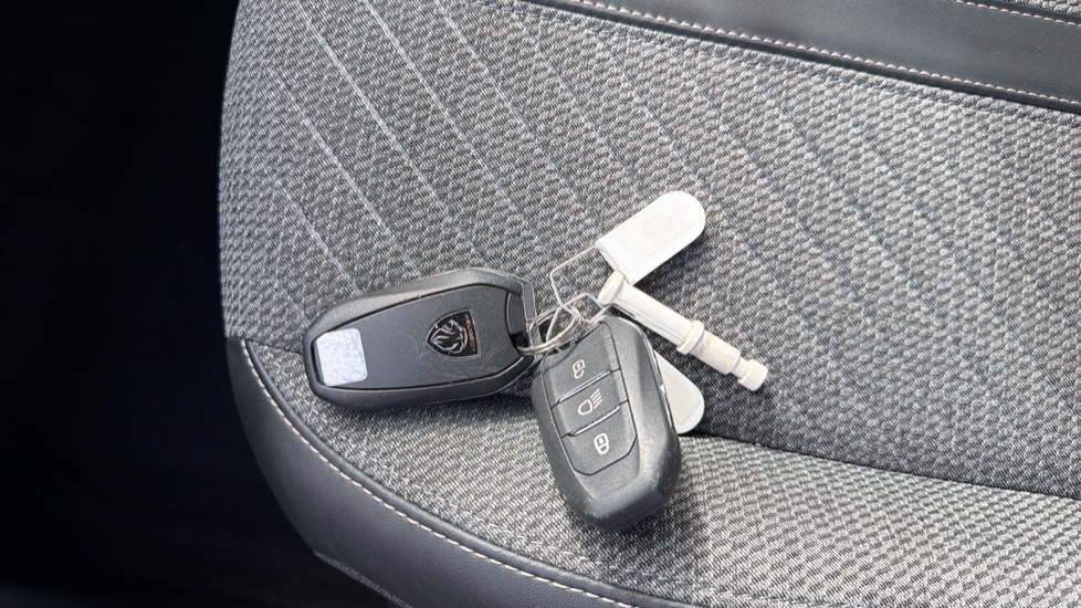 Peugeot 208 1.2 PureTech 100 Allure 5dr Petrol Hatchback - Image 19
