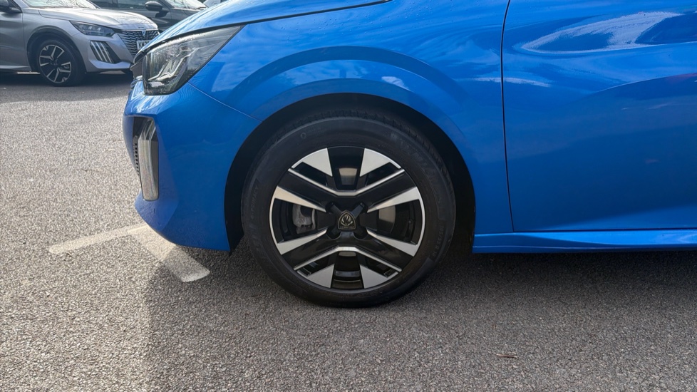 Peugeot 208 1.2 PureTech 100 Allure 5dr Petrol Hatchback - Image 21