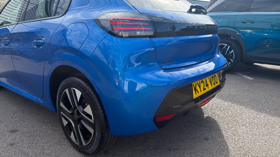 Peugeot 208 1.2 PureTech 100 Allure 5dr Petrol Hatchback - Image 22