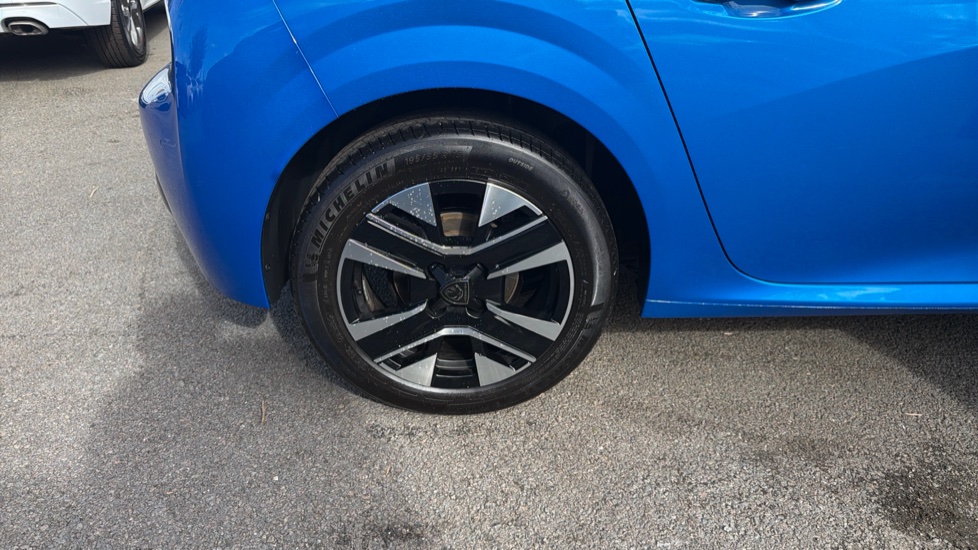 Peugeot 208 1.2 PureTech 100 Allure 5dr Petrol Hatchback - Image 23