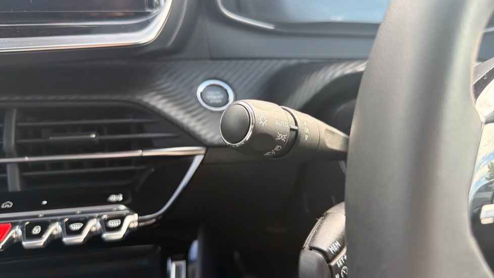 Peugeot 208 1.2 PureTech 100 Allure 5dr Petrol Hatchback - Image 29