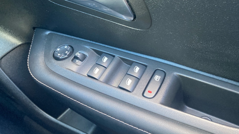 Peugeot 208 1.2 PureTech 100 Allure 5dr Petrol Hatchback - Image 34