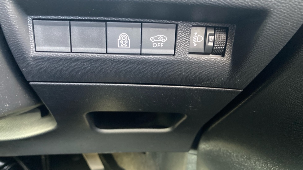 Peugeot 208 1.2 PureTech 100 Allure 5dr Petrol Hatchback - Image 35