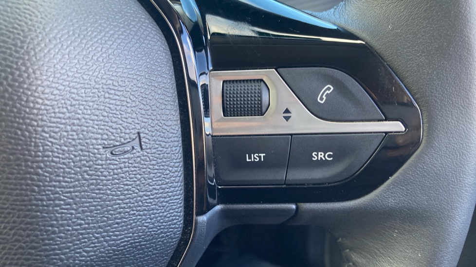 Peugeot 208 1.2 PureTech 100 Allure 5dr Petrol Hatchback - Image 20