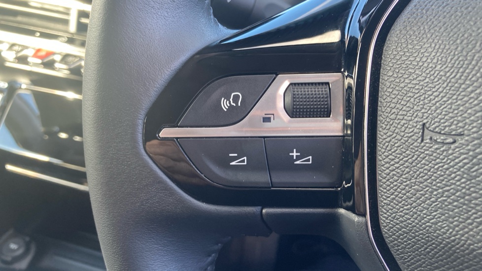 Peugeot 208 1.2 PureTech 100 Allure 5dr Petrol Hatchback - Image 19