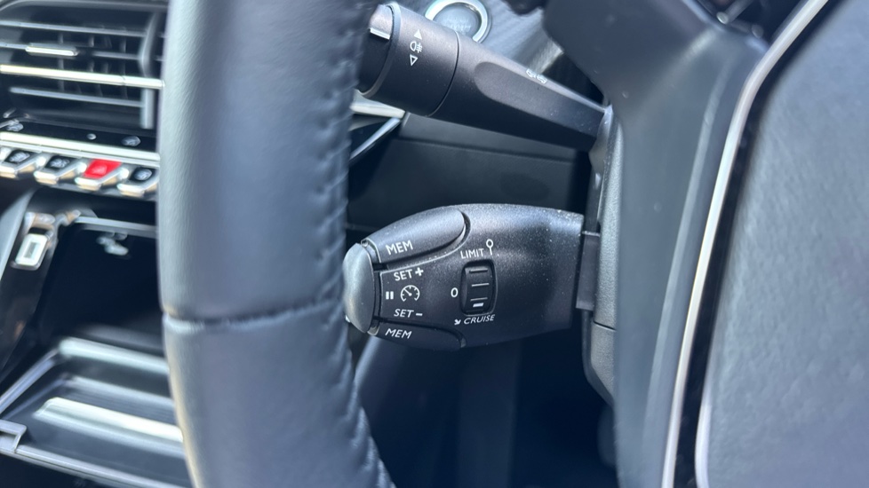 Peugeot 2008 100kW Allure 50kWh 5dr Auto Electric Estate - Image 17