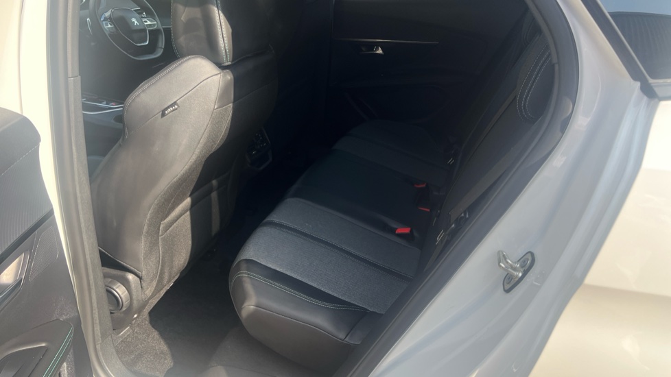 Peugeot 3008 1.2 PureTech Allure 5dr EAT8 Petrol Estate - Image 16