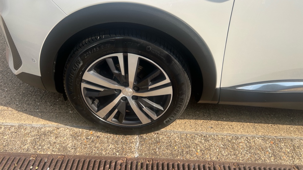 Peugeot 3008 1.2 PureTech Allure 5dr EAT8 Petrol Estate - Image 22