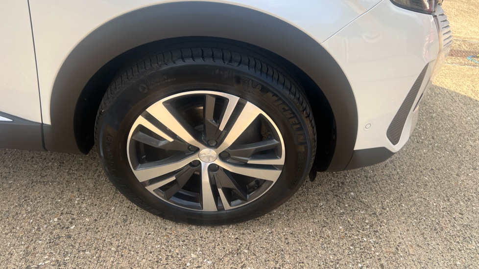 Peugeot 3008 1.2 PureTech Allure 5dr EAT8 Petrol Estate - Image 23
