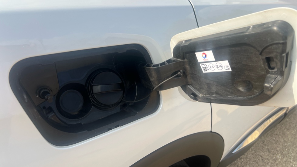Peugeot 3008 1.2 PureTech Allure 5dr EAT8 Petrol Estate - Image 25