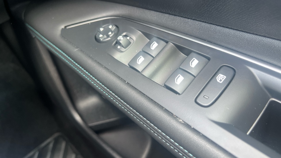 Peugeot 3008 1.2 PureTech Allure 5dr EAT8 Petrol Estate - Image 30