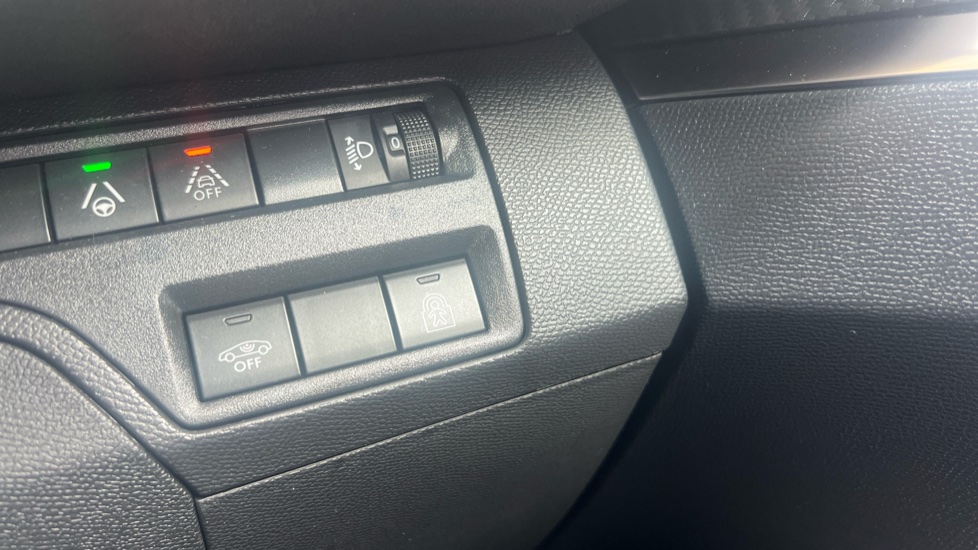 Peugeot 3008 1.2 PureTech Allure 5dr EAT8 Petrol Estate - Image 31