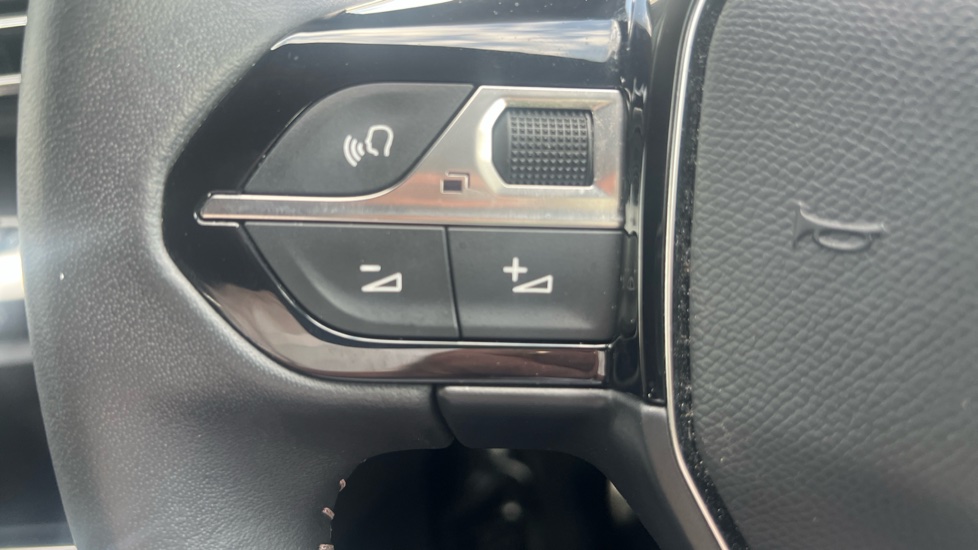 Peugeot 3008 1.2 PureTech Allure 5dr EAT8 Petrol Estate - Image 33