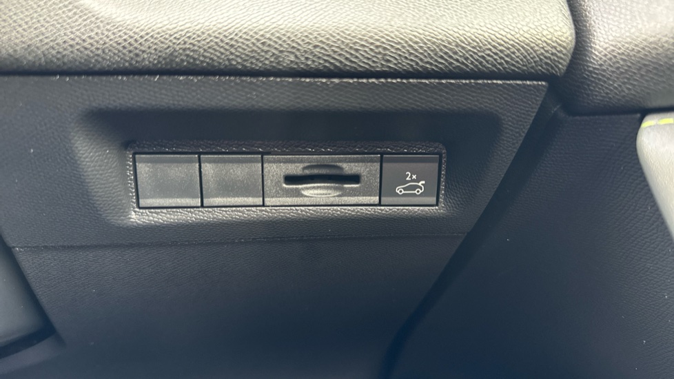 Peugeot 408 1.2 PureTech GT 5dr EAT8 Petrol Hatchback - Image 31