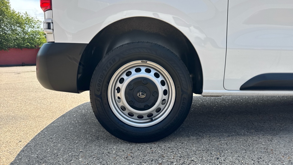 Peugeot Expert L1 Diesel 1.5 BlueHDi 120 Professional Van - Image 9
