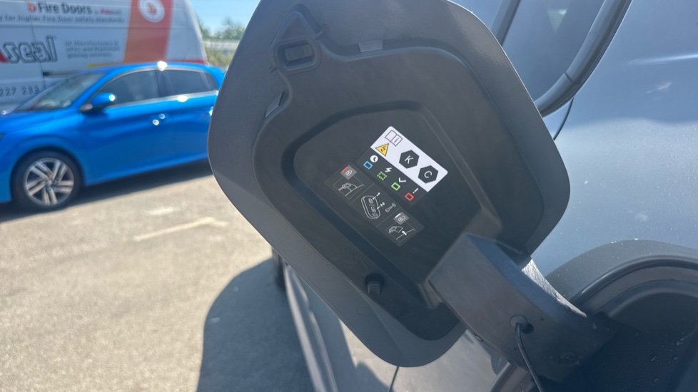 Peugeot 208 100kW E-Style 50kWh 5dr Auto Electric Hatchback - Image 8