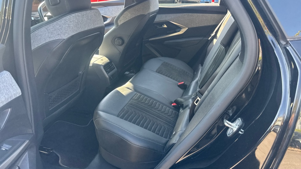 Peugeot 3008 1.2 Hybrid 136 GT 5dr e-DSC6 Petrol Estate - Image 24